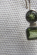 Zilver oorbel  met  peridot dormeuse