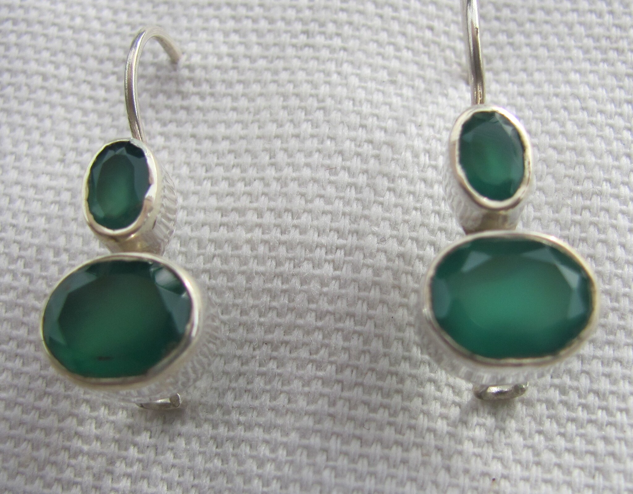 Earring silver with groen onyx  dormeuse