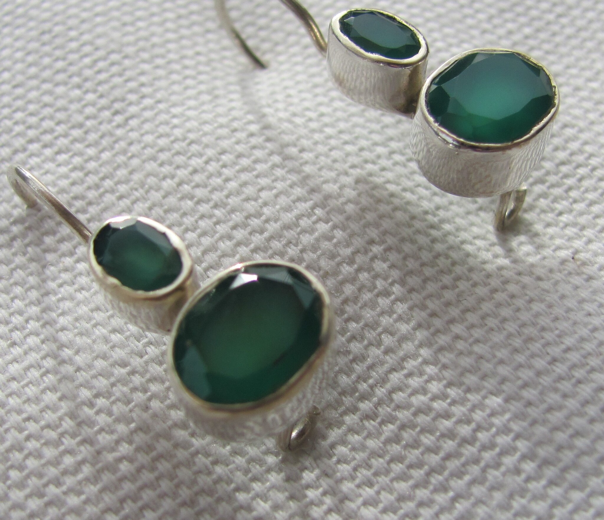 Earring silver with groen onyx  dormeuse