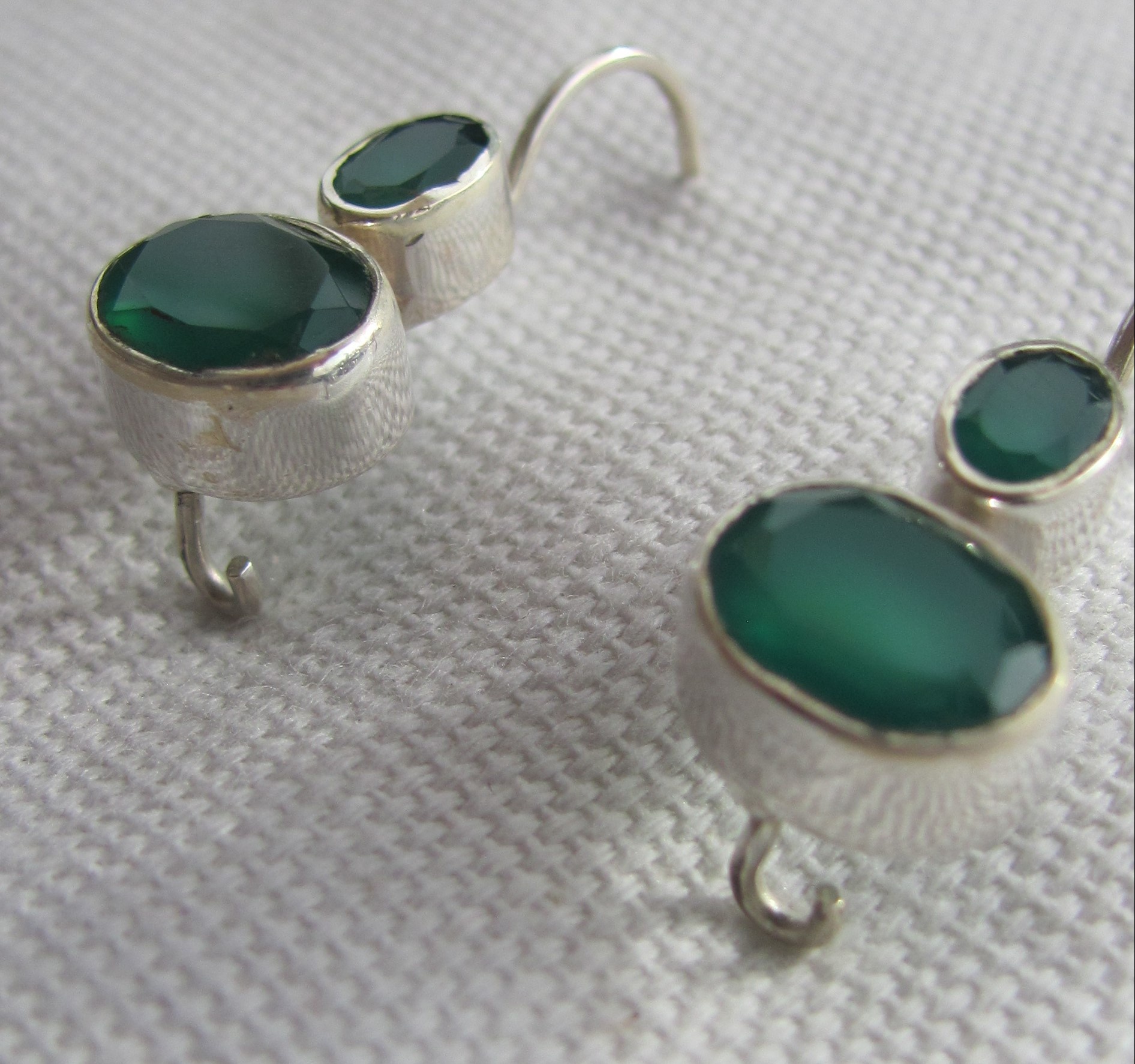 Earring silver with groen onyx  dormeuse