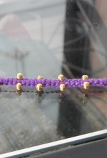 Armband macramé paars met goud op zilver kralen