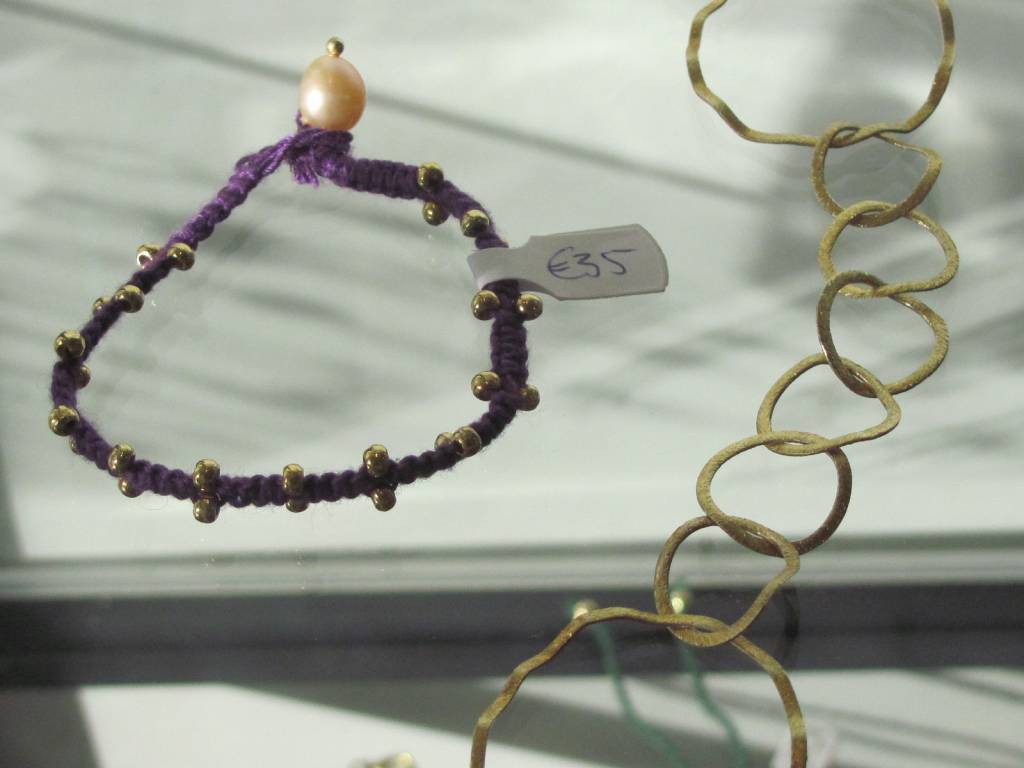 Fine macramé bracelet purple with gold on silver beads