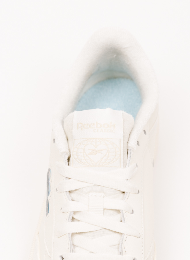 Reebok club c 85 discount trainers in white and blue