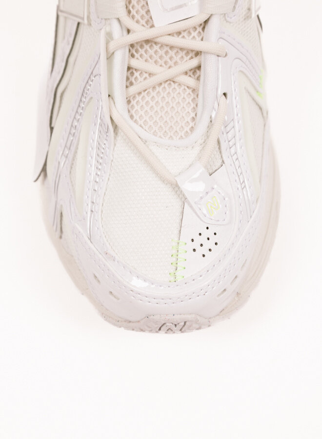 1906 White Mint Flash U1906AE