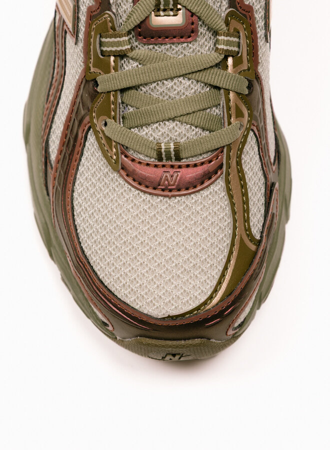 740 Woodland / Dark Olivine / Shipyard / Rich Oak U740AB2