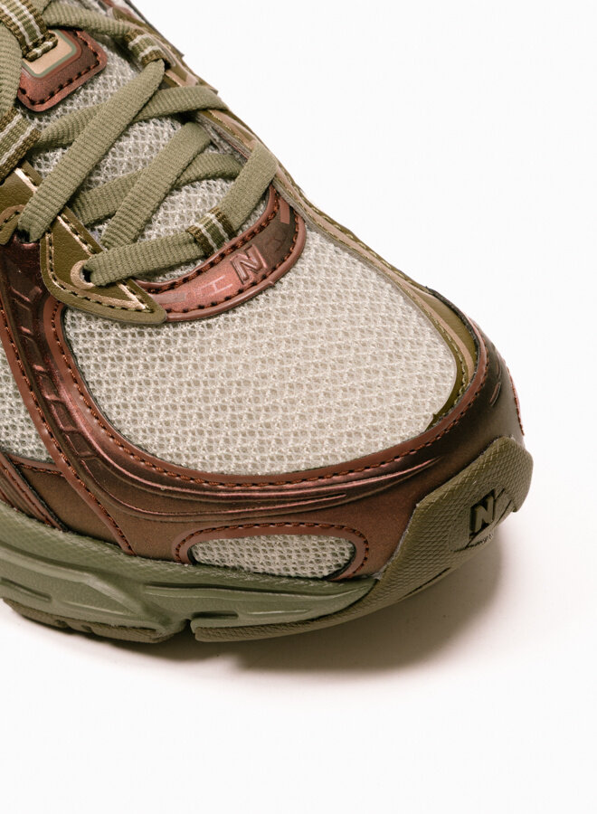 740 Woodland / Dark Olivine / Shipyard / Rich Oak U740AB2