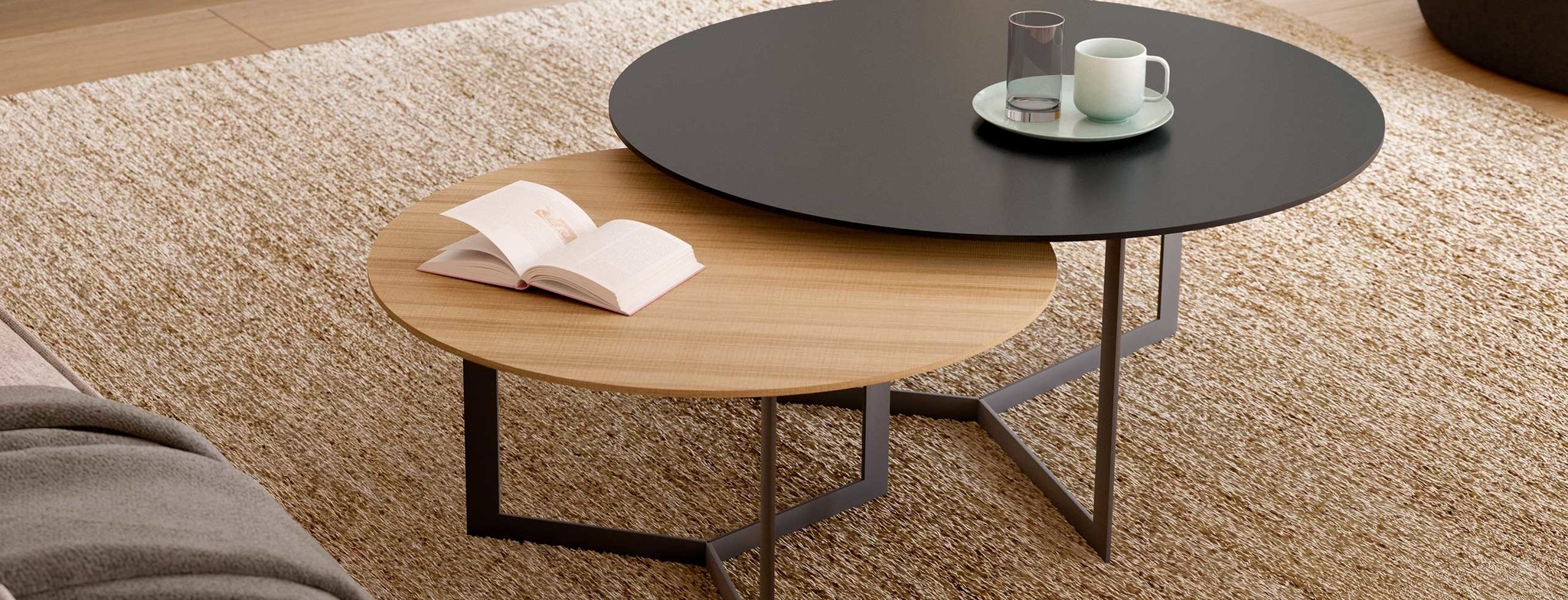 Treku Kabi Coffee Table - diam. 65 cm - Walnut / Graphite Legs