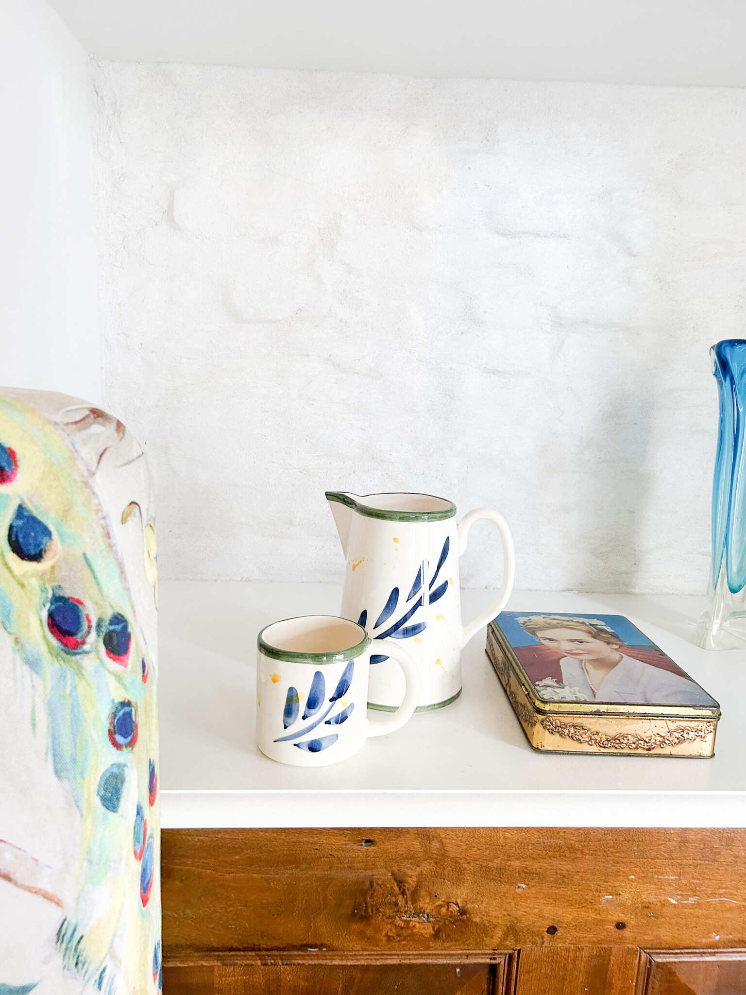 Val Pottery Val Pottery // Lucia mug / blue feathers