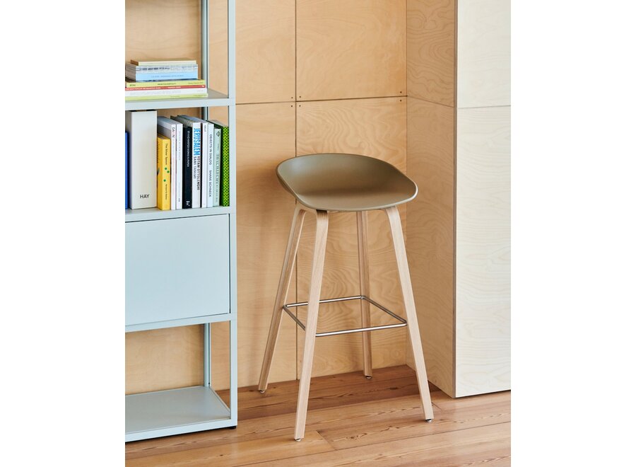 SHOWROOM // AAS32 Bar stool High / Water-based lacquered oak veneer / 4 leg base Stainless steel footrest H75 Standard glider/ Clay 2.0 shell-None-None
