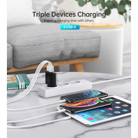 Travel charger 3x USB-A LED