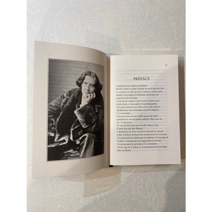 Laissez-vous séduire par Le portrait de Dorian Gray, un roman qui explore les limites de l’art et de la morale.