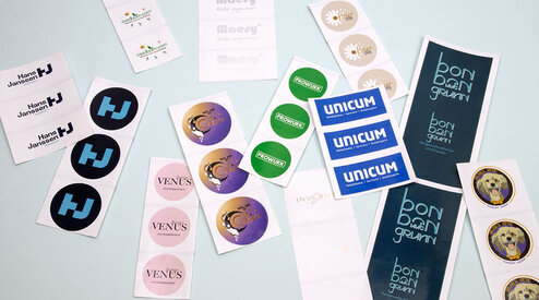 Laat jouw merk stralen met onze in-house bedrukte stickers!