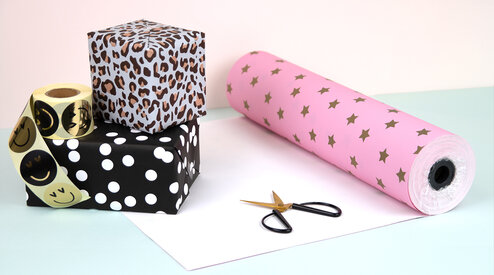 Inpakpapier voor uw winkel of webshop: Een gids over dessins, rolformaten en luxe presentatie