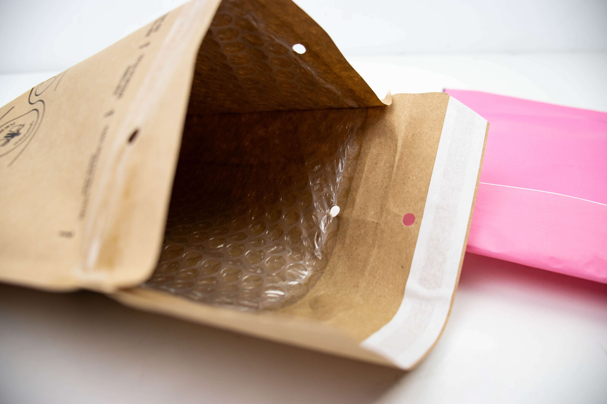 Briefumschläge für den Versand wählen: Ein Leitfaden von Luftpolsterumschlägen bis zu Kartonumschlägen