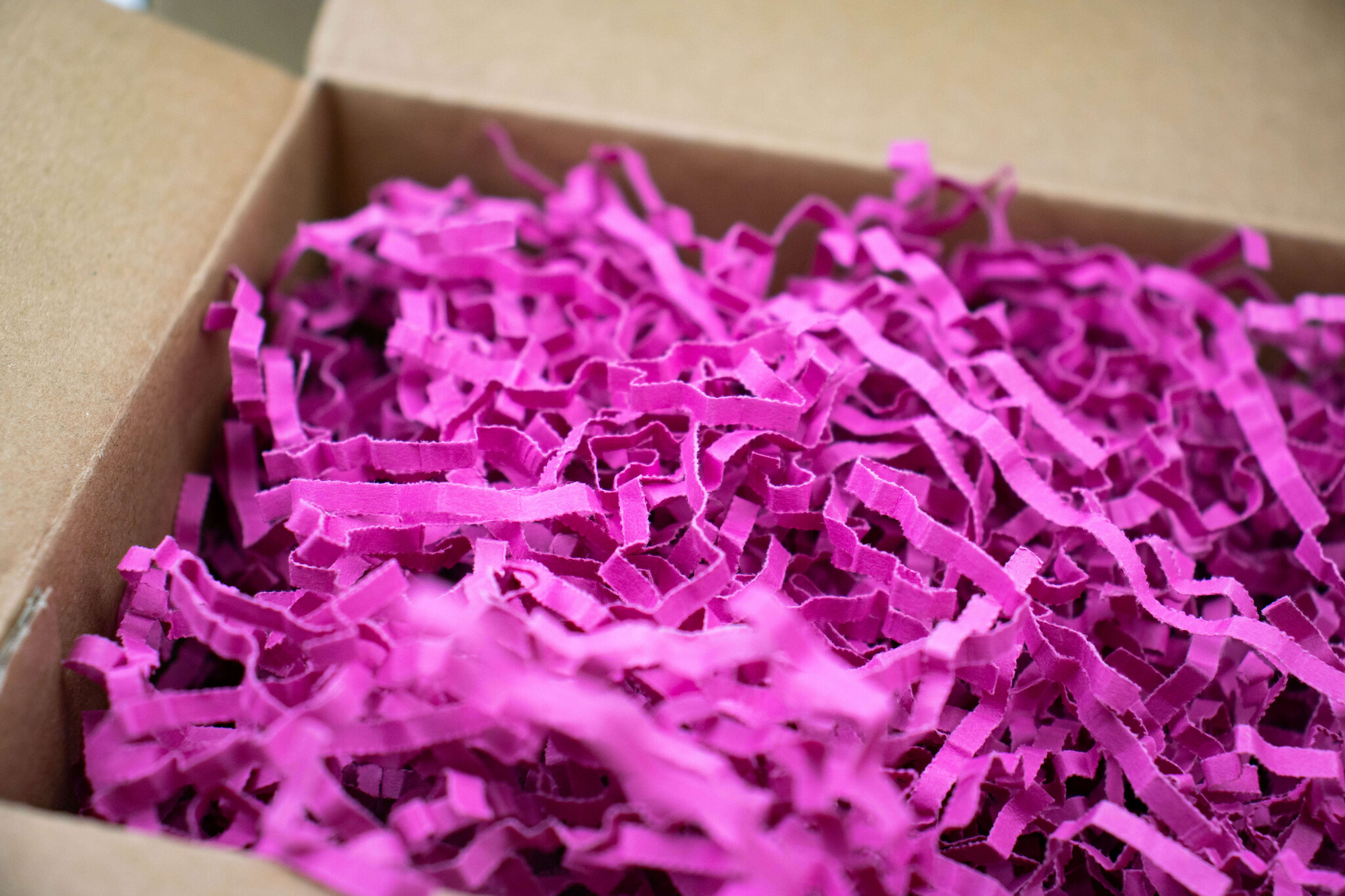 Polstermaterial wählen: Produkte schützen mit Papierschnipseln oder Holzwolle