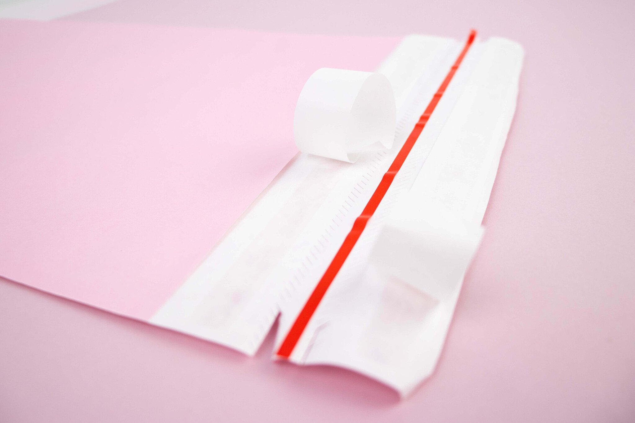 Versandtaschen für Webshops: Die Wahl zwischen Papier- und Plastik Versandtaschen