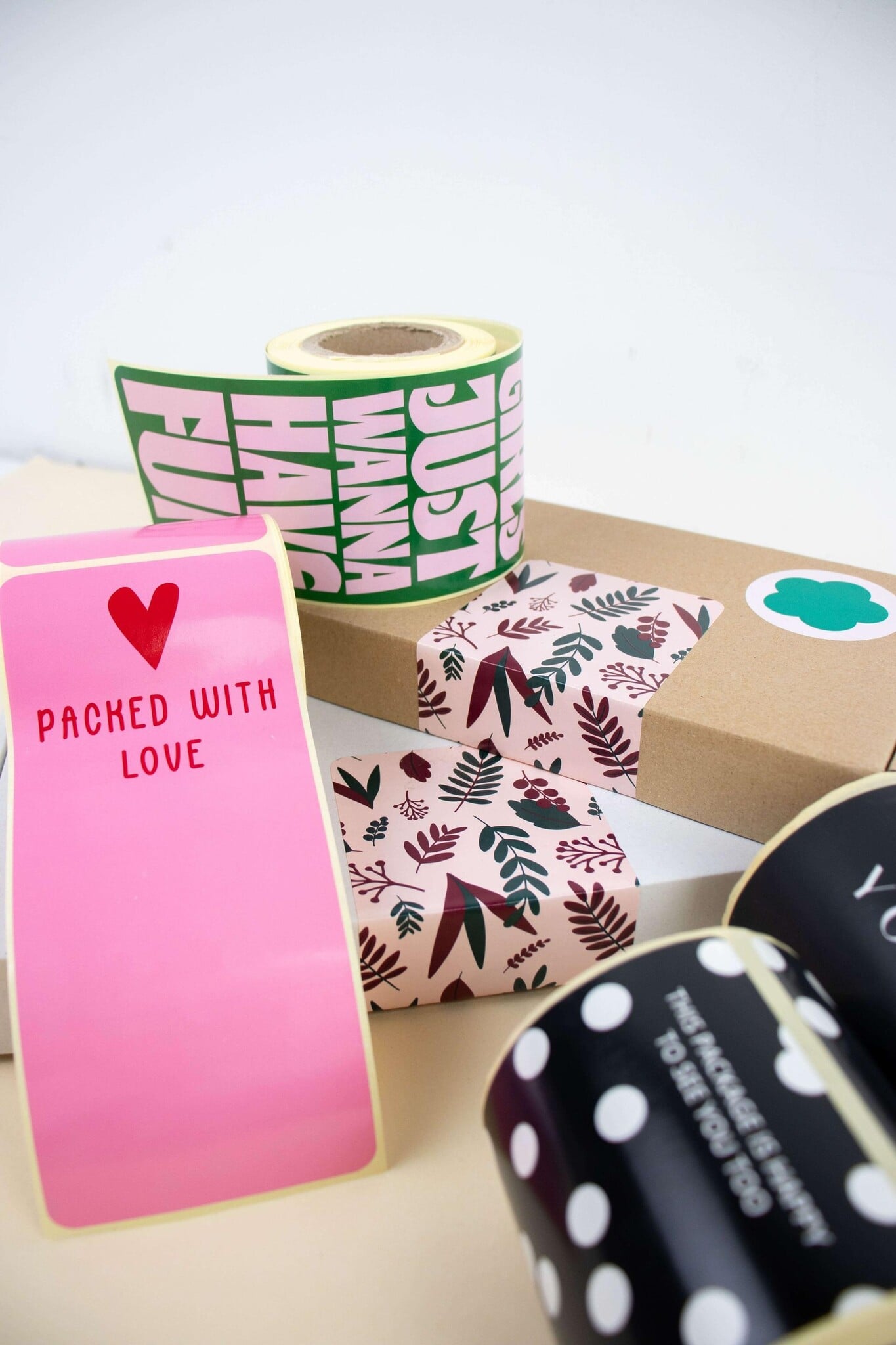 Etiketten en sluitstickers: Functionele en decoratieve oplossingen voor elke verpakking