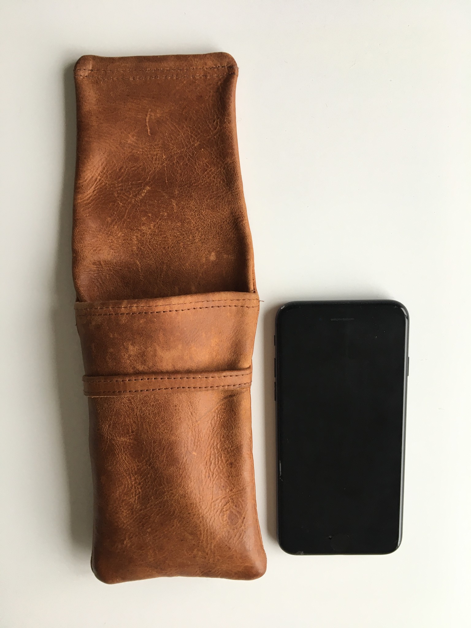 Etui couleur cognac en cuir de renne de qualité pour lunettes ou téléphone mobile