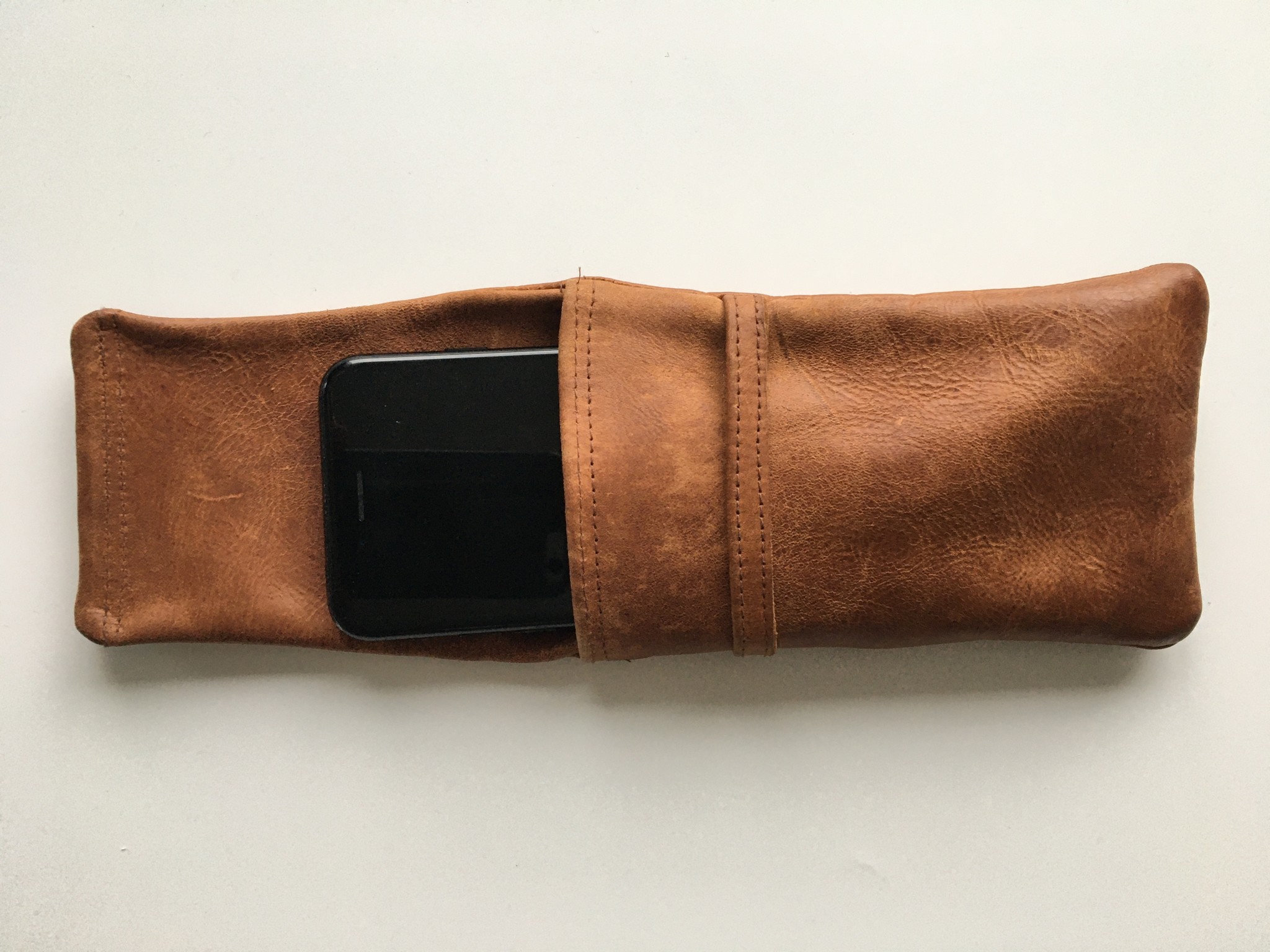 Etui couleur cognac en cuir de renne de qualité pour lunettes ou téléphone mobile