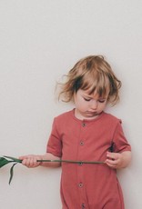 Baby Sommeranzug marsalarot mit Knopfbefestigung