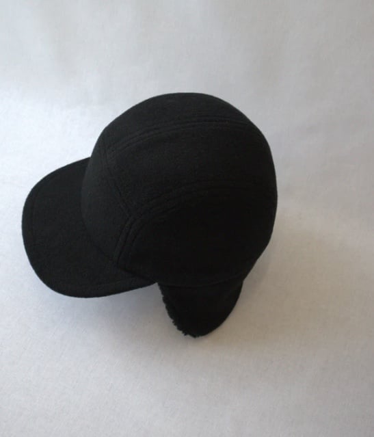 FLOOM STUDIO 5-Panel-Wollkappe in schwarz mit Ohrenklappen
