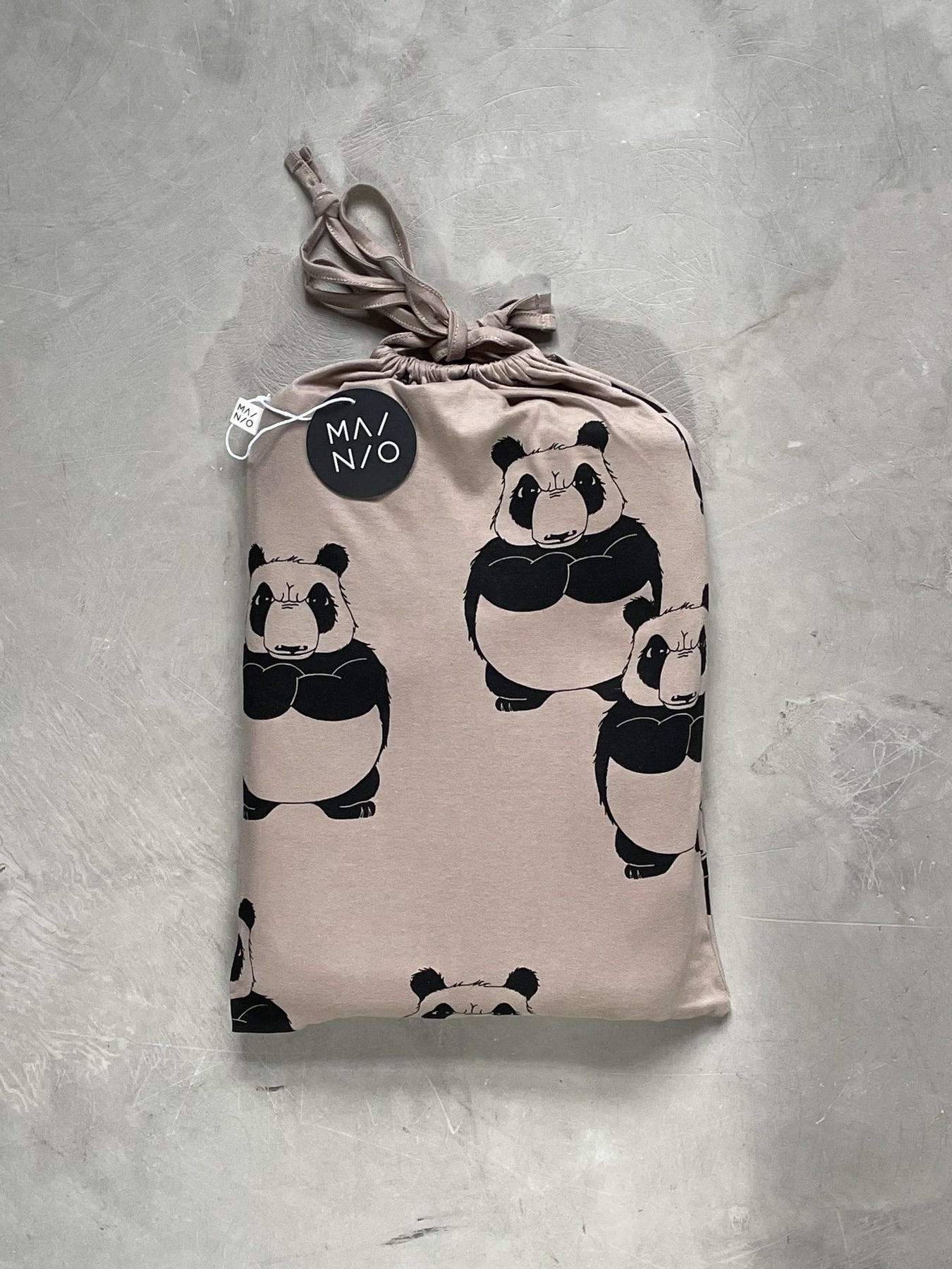 MAINIO CLOTHING Bouncer-Panda Bettwäsche Set 150x210 / 50x60 cm schwarz/graubraun