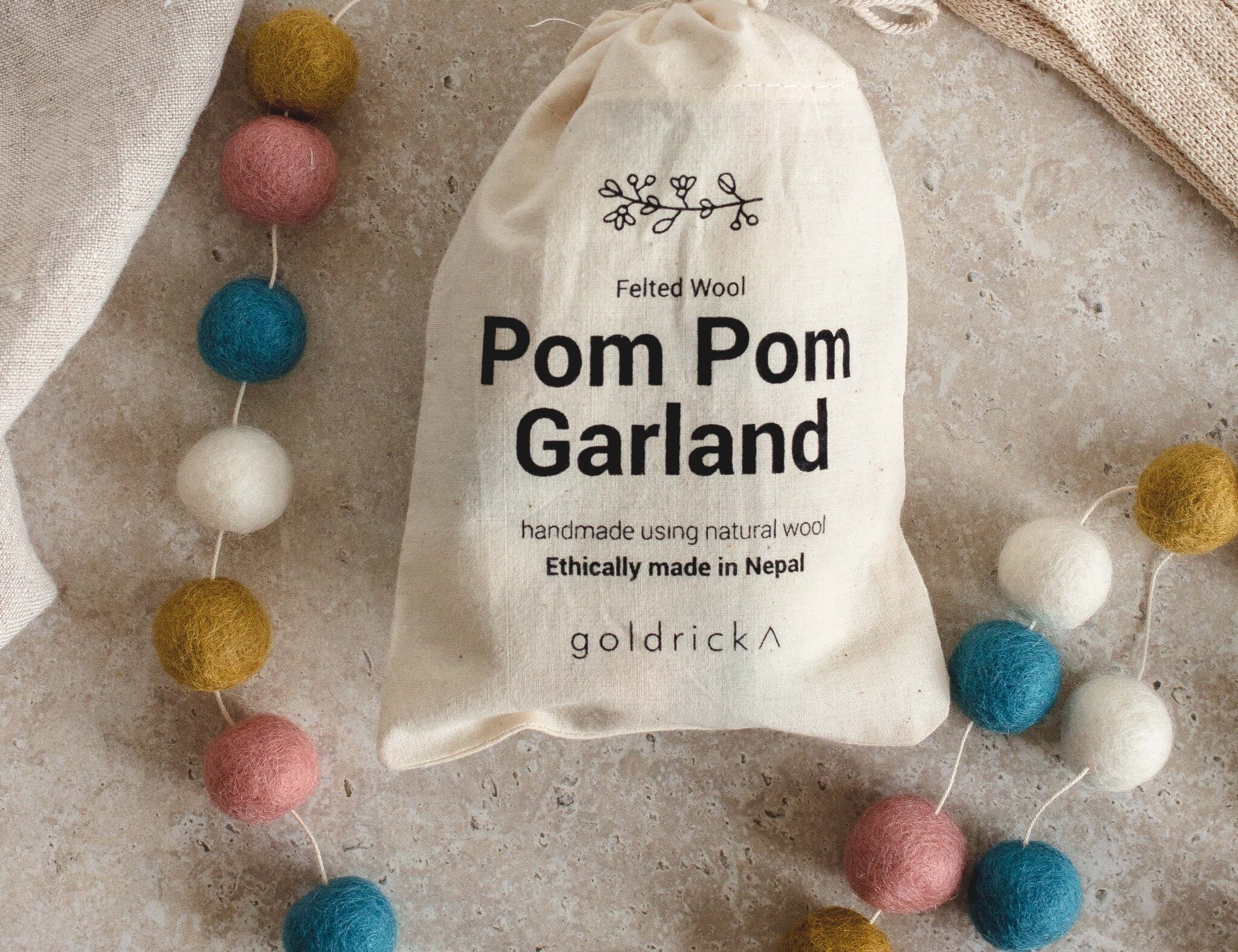 GOLDRICK Pom Pom Girlande aus Naturwolle