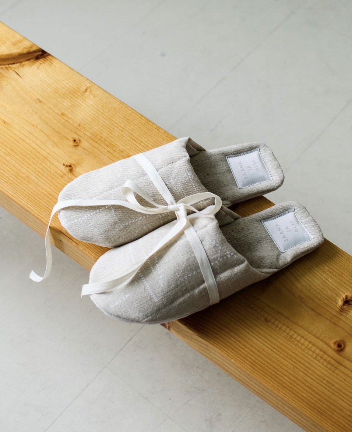 SAANA JA OLLI Chaussons en chanvre "Päivin ja öin"