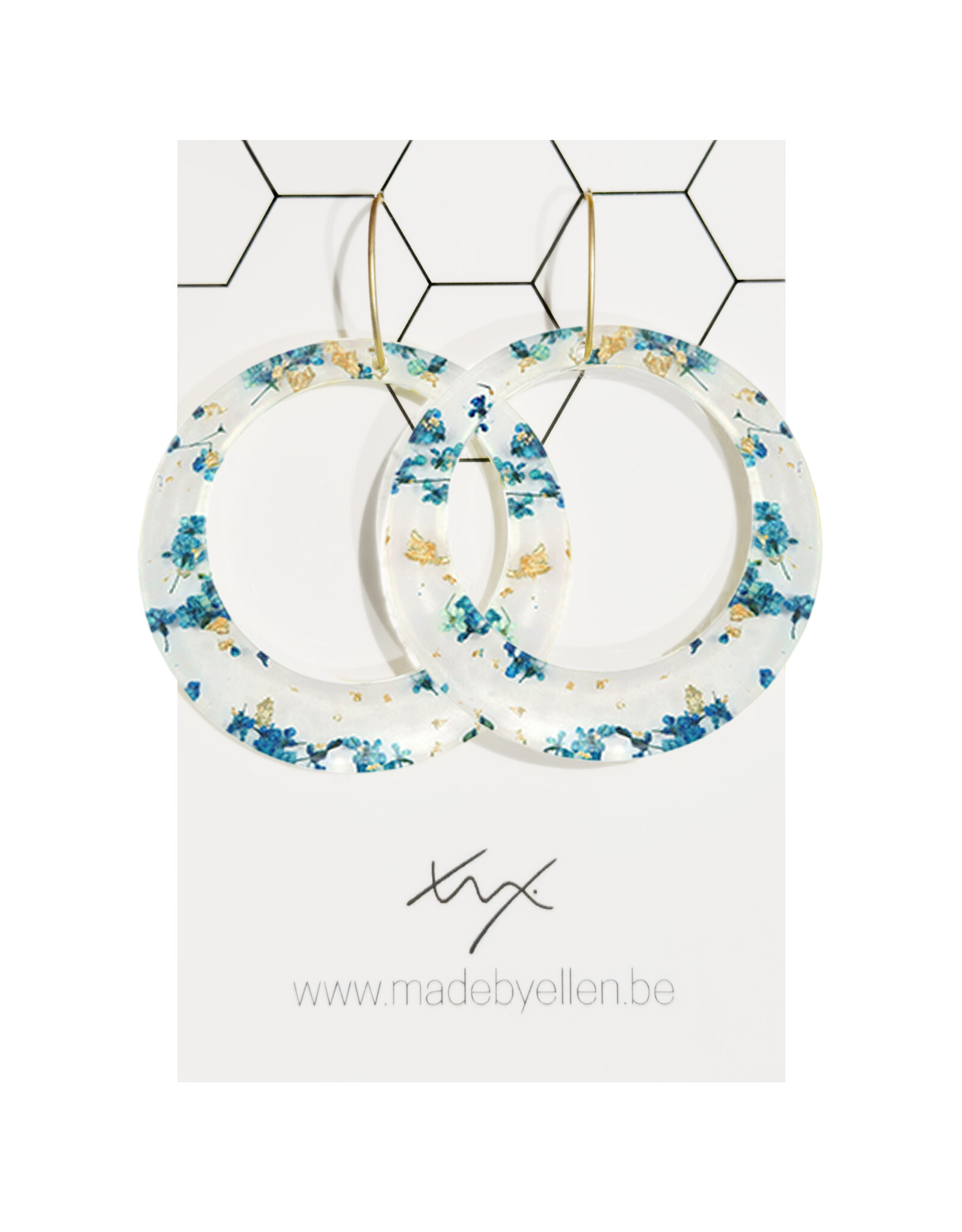 Hangers gedroogde bloemen rond blauw