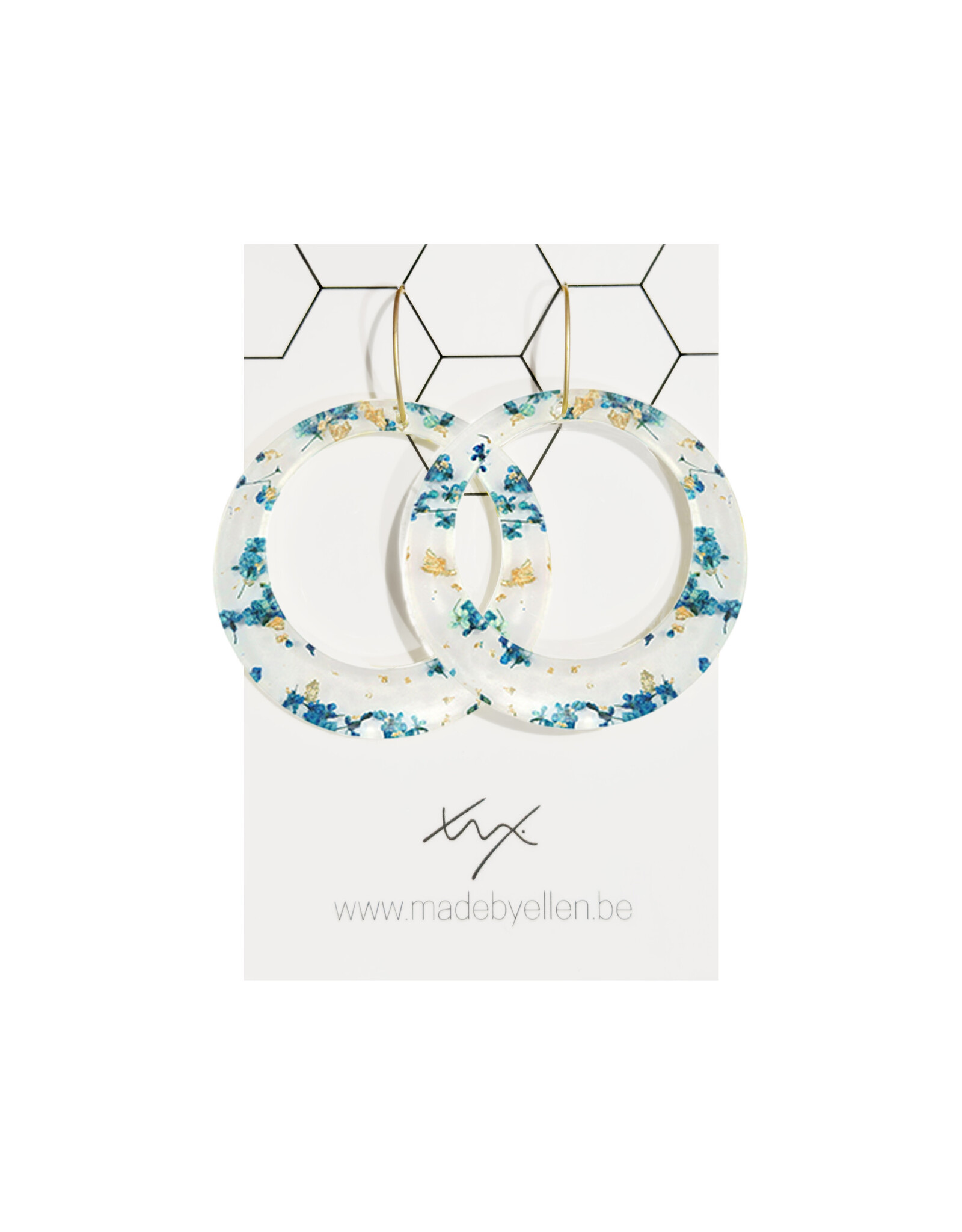 Hangers gedroogde bloemen rond blauw