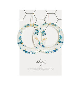 Hangers gedroogde bloemen rond blauw