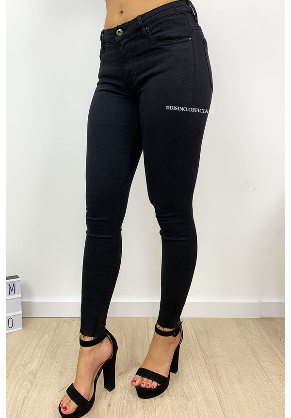 QUEEN HEARTS JEANS - BLACK - SKINNY CROP FRAY HEM - 9020