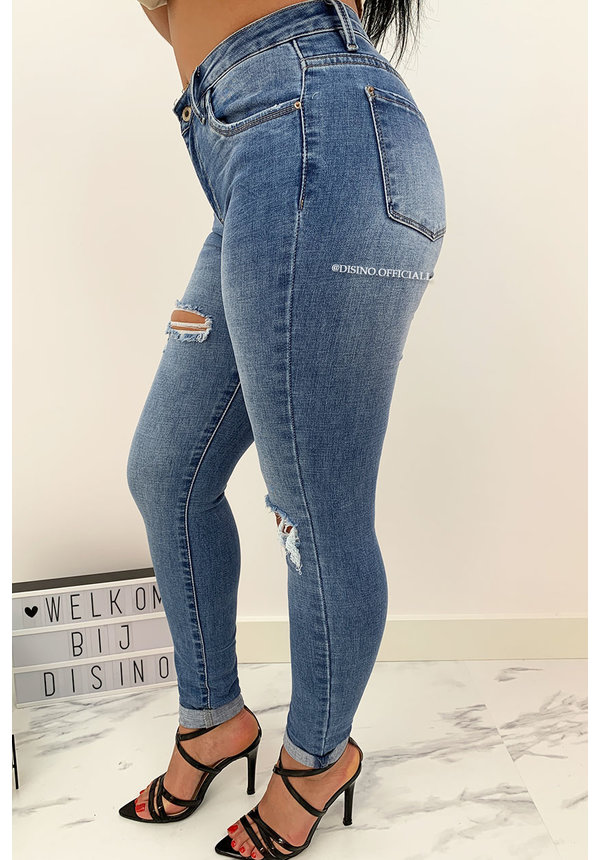 QUEEN HEARTS JEANS - BLUE - SUPER SKINNY RIPPED ROLL UP - 686