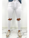 QUEEN HEARTS JEANS - WHITE - RIPPED KNEE SKINNY HIGH WAIST JEANS  - Q020