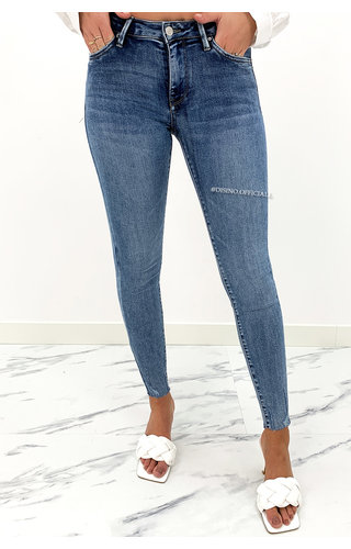QUEEN HEARTS JEANS - WHITEWASH BLUE - SKINNY CROP FRAY HEM - 9020 QUEEN HEARTS JEANS - WHITEWASH BLUE - SKINNY CROP FRAY HEM - 9020