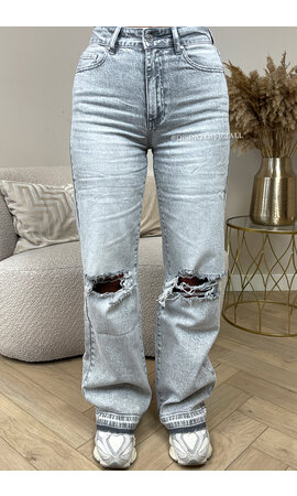 LIGHT GREY - 'MANCHESTER' - STRETCH RIPPED KNEE BOYFRIEND JEANS - 3210