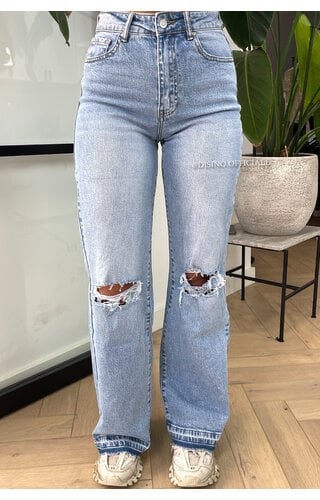 LIGHT BLUE - 'MANCHESTER' - STRETCH RIPPED KNEE WIDE LEG JEANS - 3358 