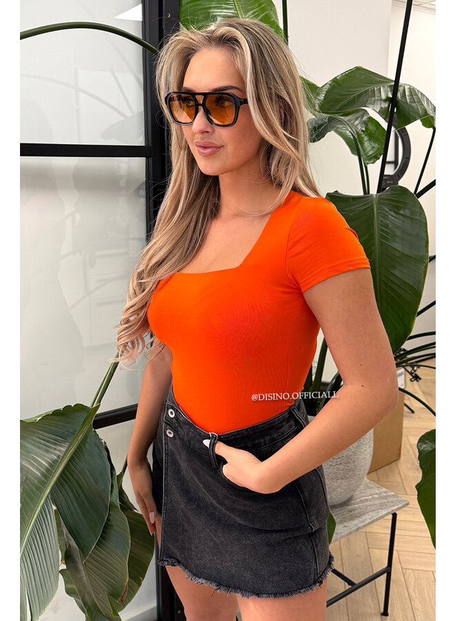 ORANGE - 'SHORT NICOLE SQUARE' - PERFECT FIT SHORT SLEEVE TOP