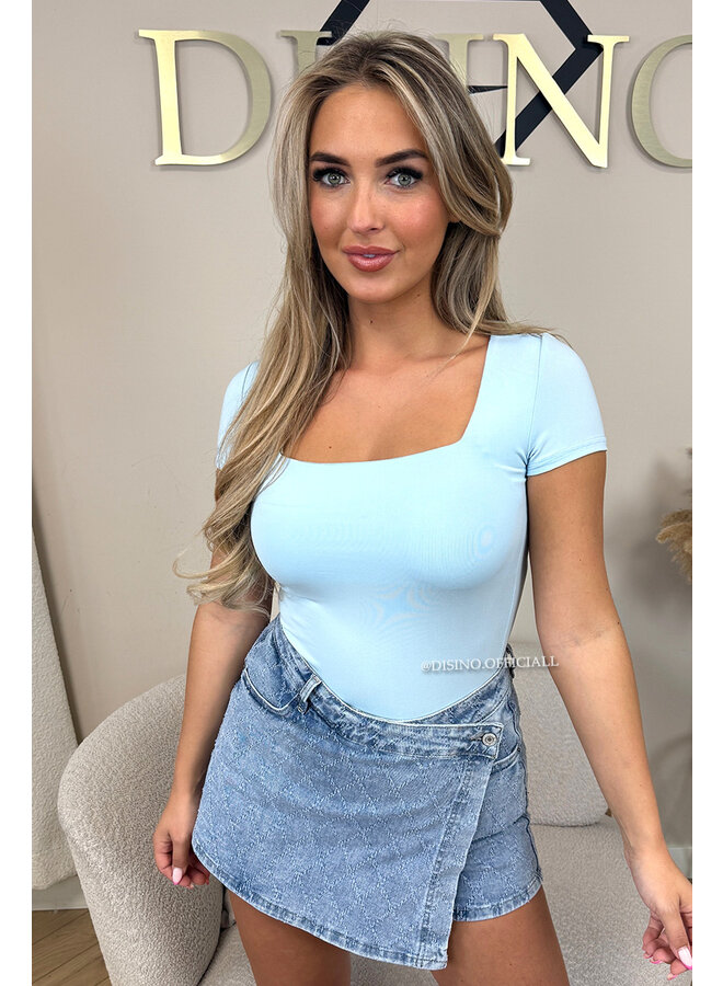 LIGHT BLUE - 'SHORT NICOLE SQUARE' - PERFECT FIT SHORT SLEEVE TOP