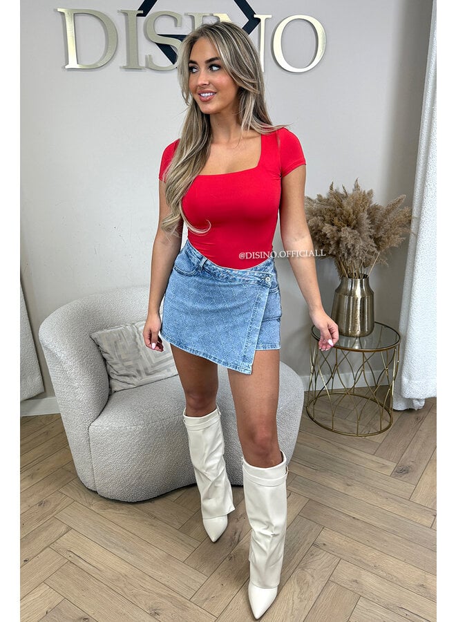 RED - 'SHORT NICOLE SQUARE' - PERFECT FIT SHORT SLEEVE TOP