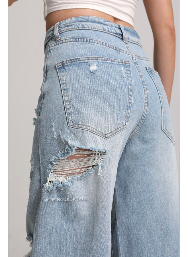 LIGHT BLUE - 'LISBOA JEANS' - STRETCH DESTROYED FOLDED JEANS