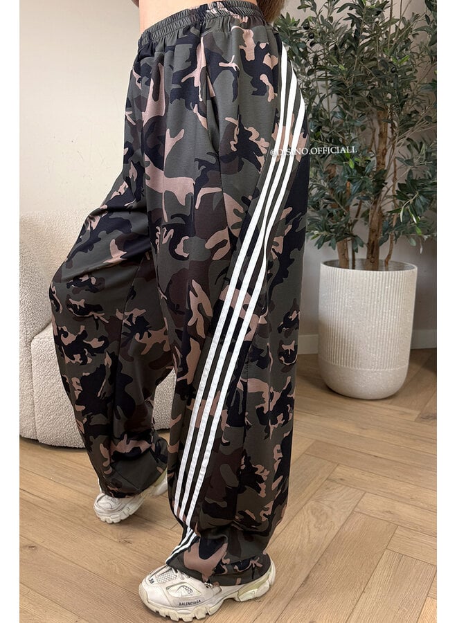 CAMO - 'RILEY JOGGER' - BAGGY ARMY STRIPED JOGGER