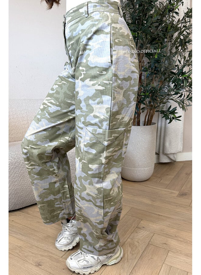 GREEN - 'STORMY JEANS' - CAMO CARGO PANTS