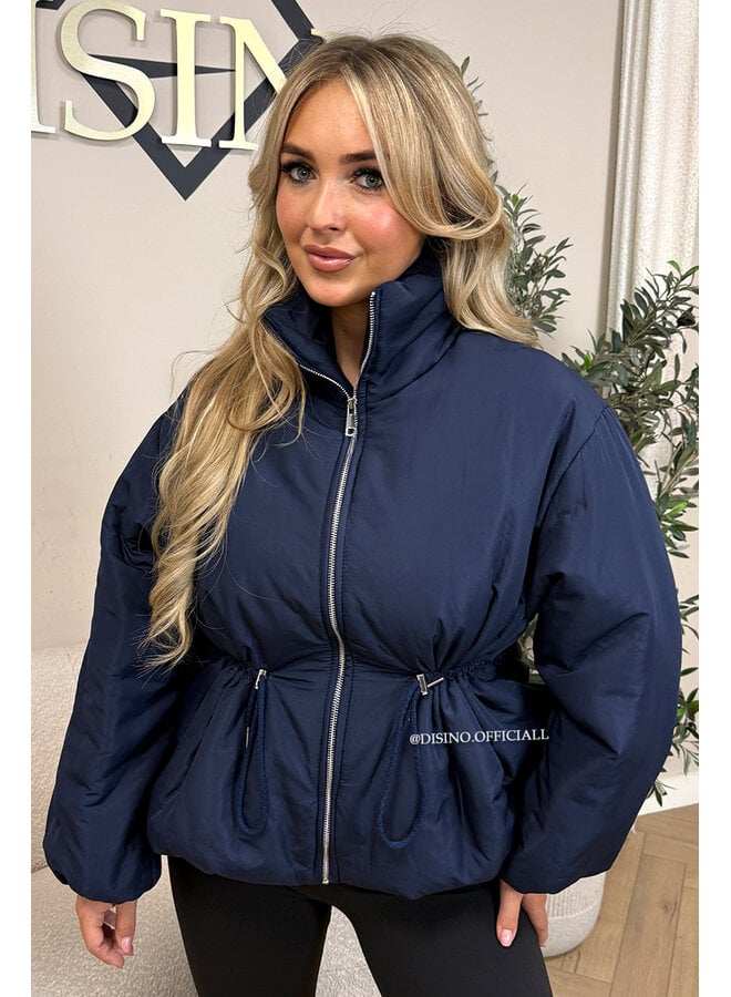 NAVY BLUE – ‘JUNIA JACKET’ – DRAWSTRING WAIST PUFFER JACKET