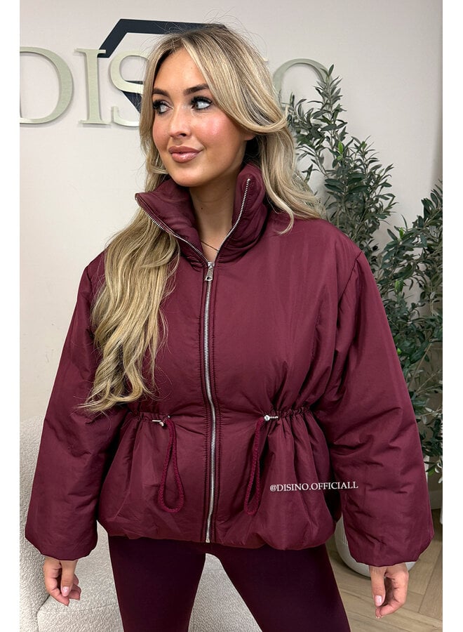 BURGUNDY – ‘JUNIA JACKET’ – DRAWSTRING WAIST PUFFER JACKET