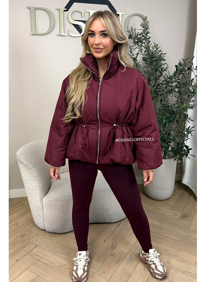 BURGUNDY – ‘JUNIA JACKET’ – DRAWSTRING WAIST PUFFER JACKET