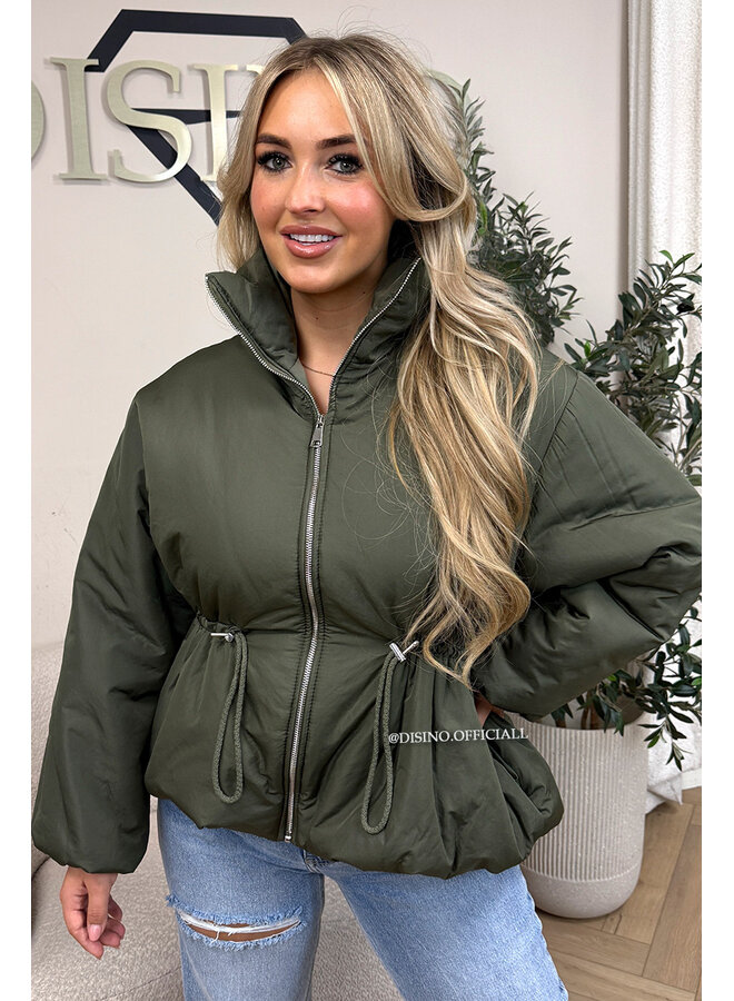 KHAKI GREEN – ‘JUNIA JACKET’ – DRAWSTRING WAIST PUFFER JACKET