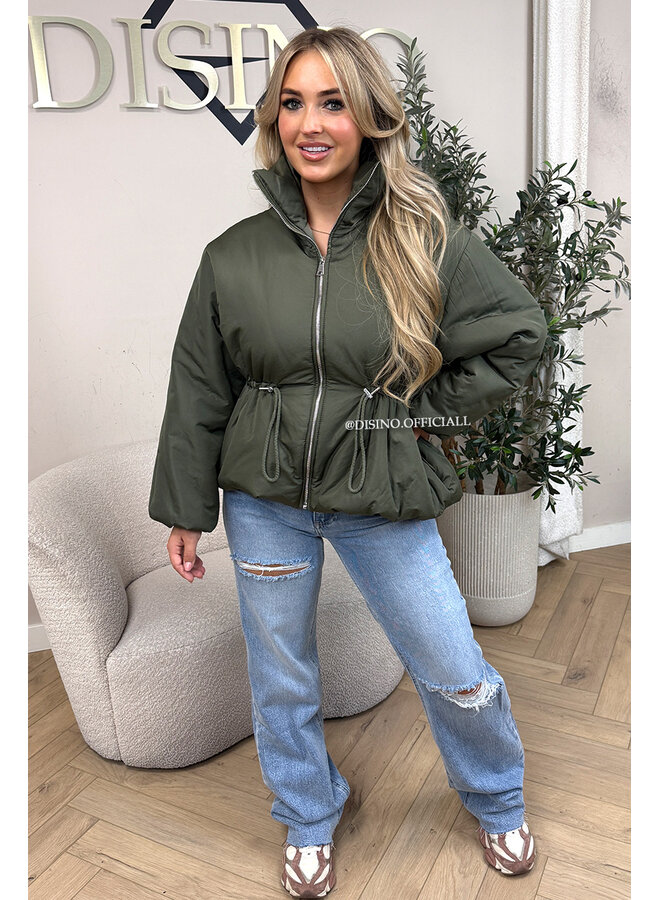 KHAKI GREEN – ‘JUNIA JACKET’ – DRAWSTRING WAIST PUFFER JACKET