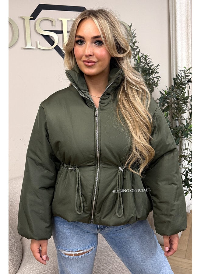 KHAKI GREEN – ‘JUNIA JACKET’ – DRAWSTRING WAIST PUFFER JACKET