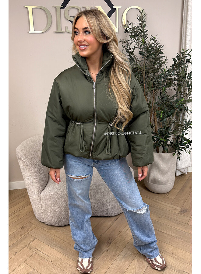 KHAKI GREEN – ‘JUNIA JACKET’ – DRAWSTRING WAIST PUFFER JACKET